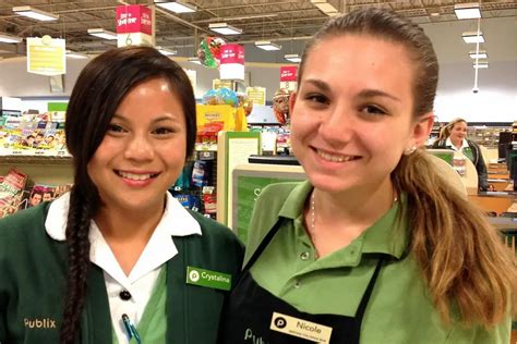 How much does publix pay 14 year olds - The age doesn't matter. The department you work in does. Cashiers and baggers make the lowest starting out the other departments will start out at a higher pay rate. Downvote Answered May 24, 2020 - Sales Associate (Former Employee) - Stuart, FL $9 per hour starting